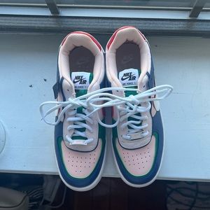 NIKE AIR FORCE 1 LOW — WMNS "GREEN PINK BLUE SHADOW"